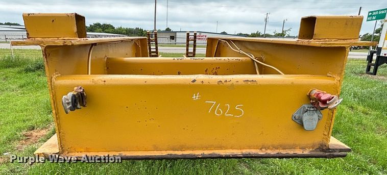 image for item DS2489 1979 Hyster  equipment trailer