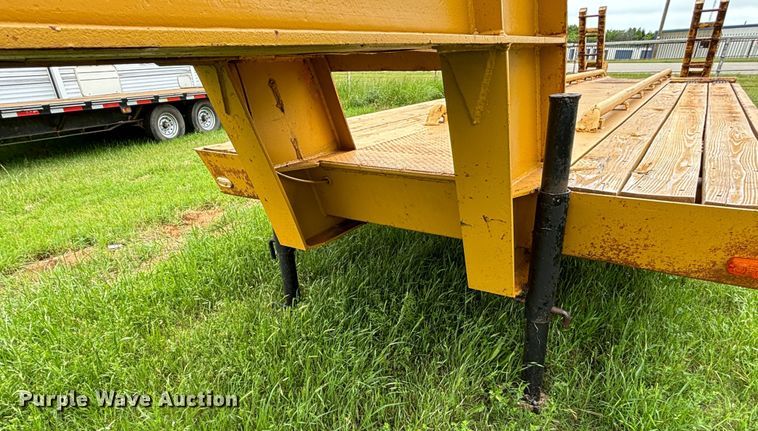 image for item DS2489 1979 Hyster  equipment trailer