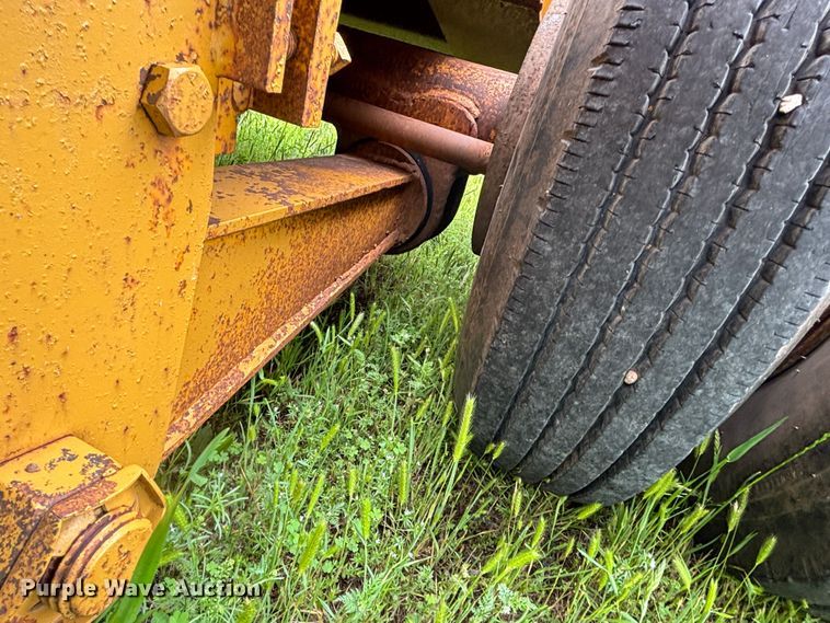 image for item DS2489 1979 Hyster  equipment trailer