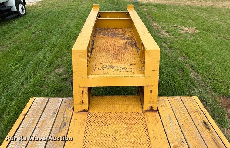 image for item DS2489 1979 Hyster  equipment trailer