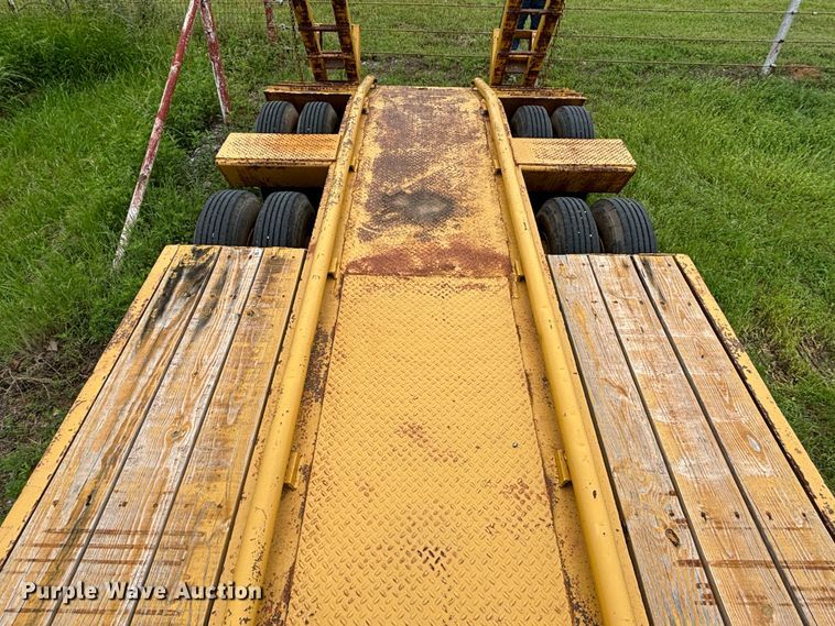 image for item DS2489 1979 Hyster  equipment trailer