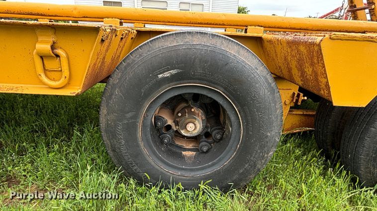 image for item DS2489 1979 Hyster  equipment trailer