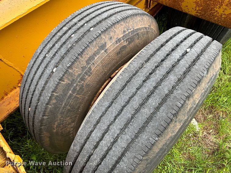 image for item DS2489 1979 Hyster  equipment trailer