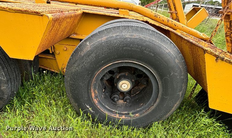 image for item DS2489 1979 Hyster  equipment trailer