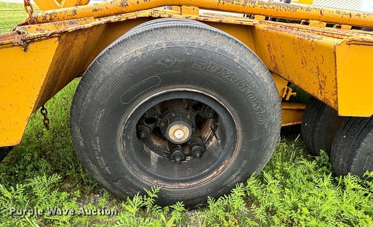 image for item DS2489 1979 Hyster  equipment trailer