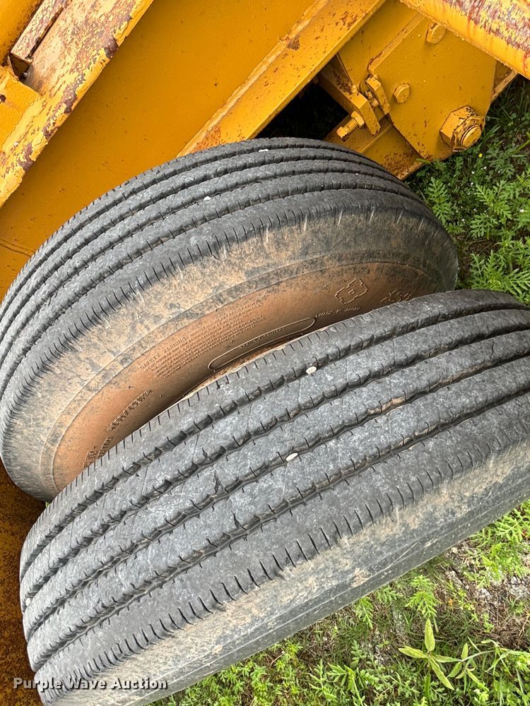 image for item DS2489 1979 Hyster  equipment trailer