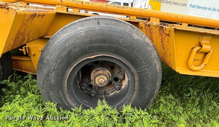 image for item DS2489 1979 Hyster  equipment trailer