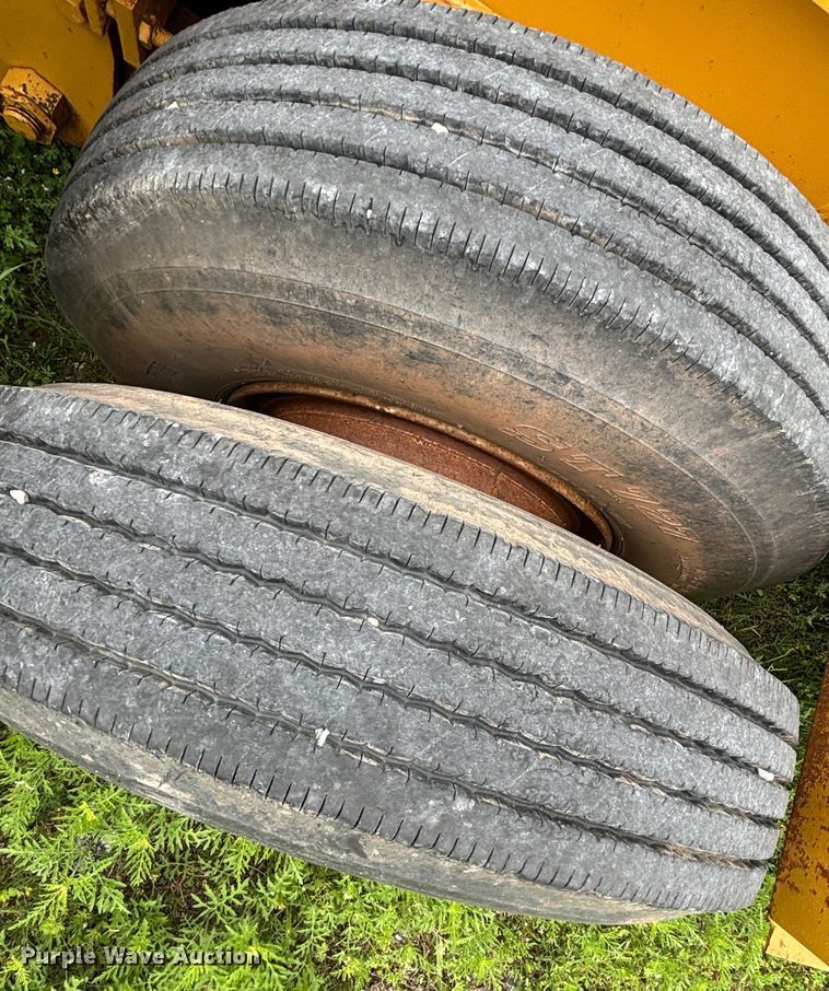 image for item DS2489 1979 Hyster  equipment trailer