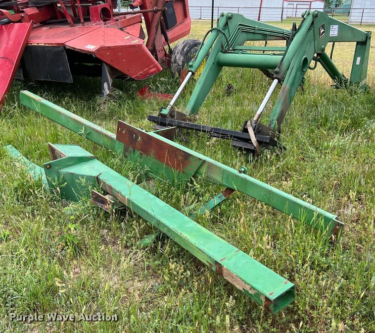 image for item DS2964 John Deere 148 loader