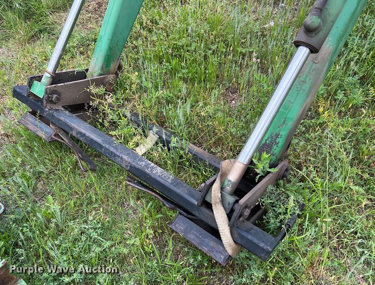 image for item DS2964 John Deere 148 loader