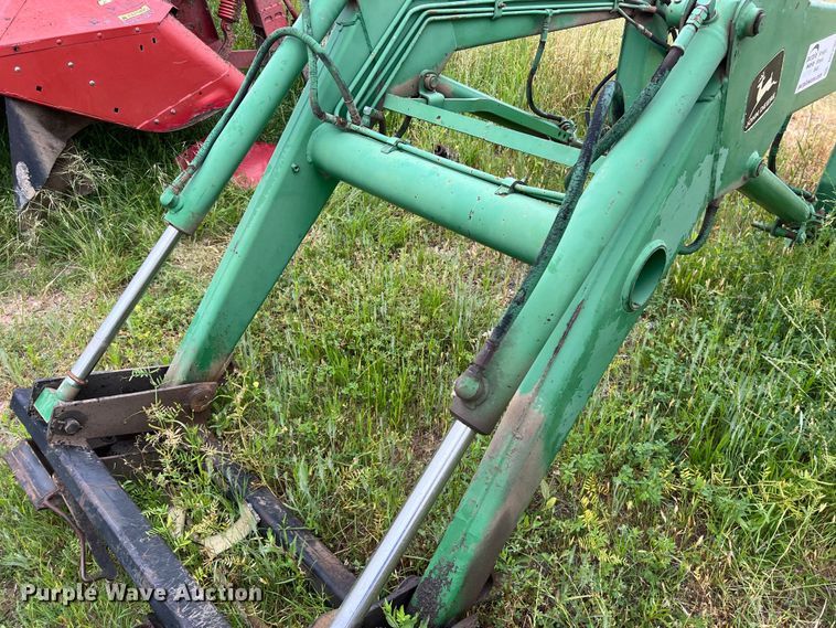 image for item DS2964 John Deere 148 loader