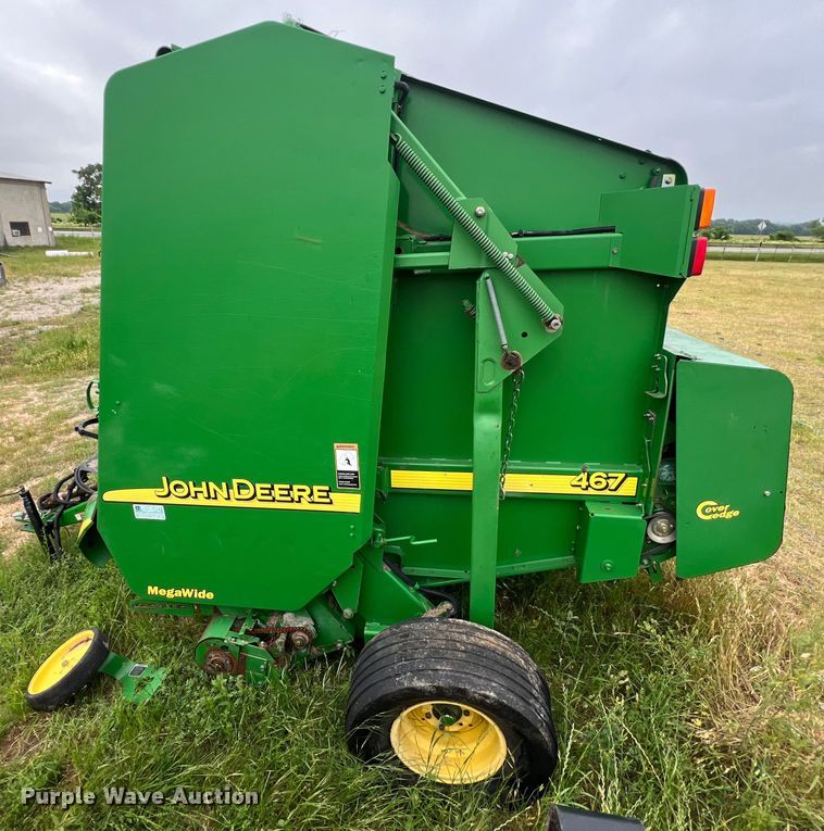 image for item DS2967 John Deere 467 round baler
