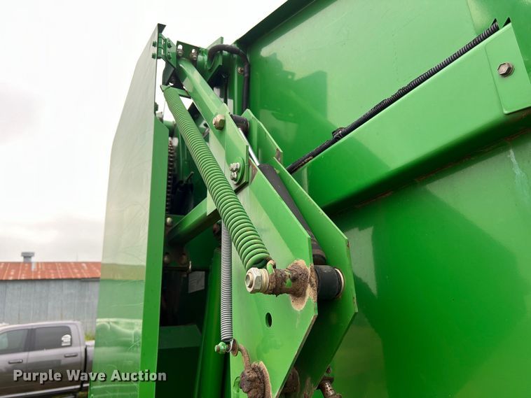 image for item DS2967 John Deere 467 round baler