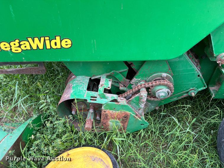 image for item DS2968 John Deere 467 round baler