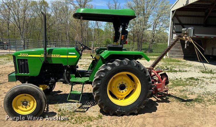 image for item EH6702 2004 John Deere 5203 tractor