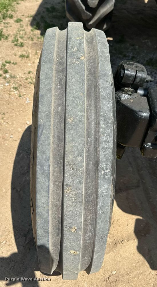 image for item EH6702 2004 John Deere 5203 tractor