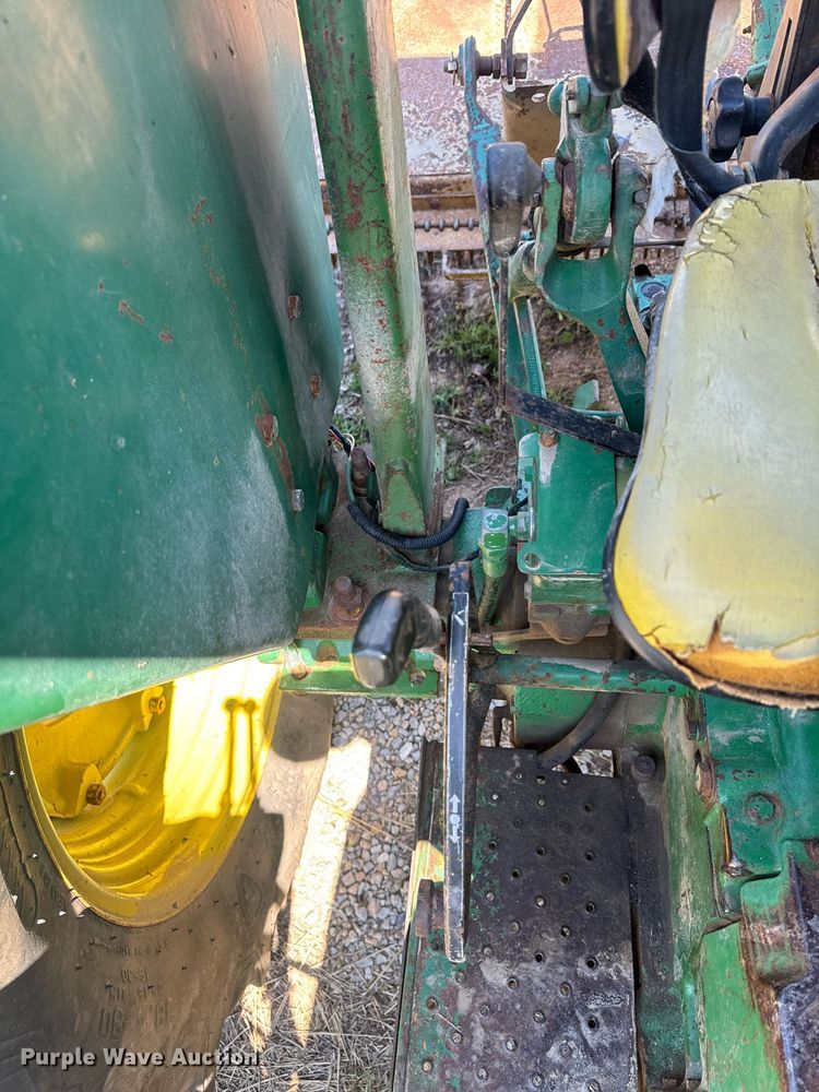 image for item EH6703 1981 John Deere 2640 tractor