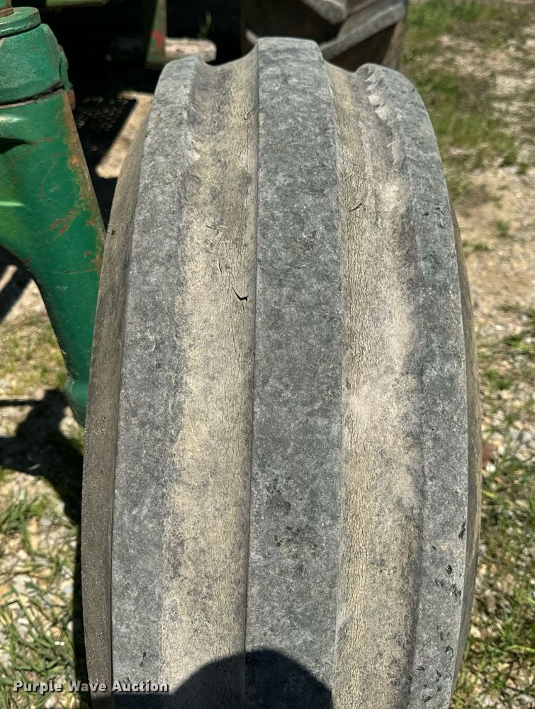 image for item EH6703 1981 John Deere 2640 tractor