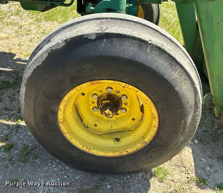 image for item EH6703 1981 John Deere 2640 tractor