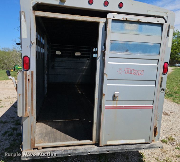 image for item EI3743 2000 Titan Trailer livestock trailer