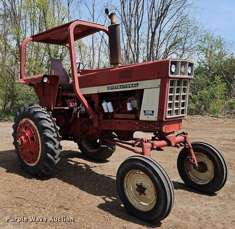 image for item EI3751 1973 International Harvester  Farmall 1066 tractor