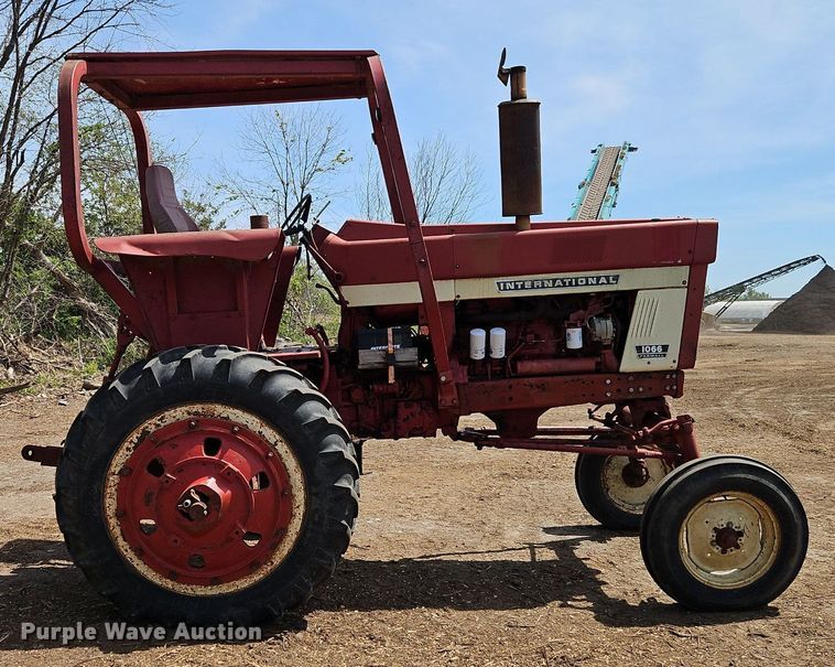 image for item EI3751 1973 International Harvester  Farmall 1066 tractor