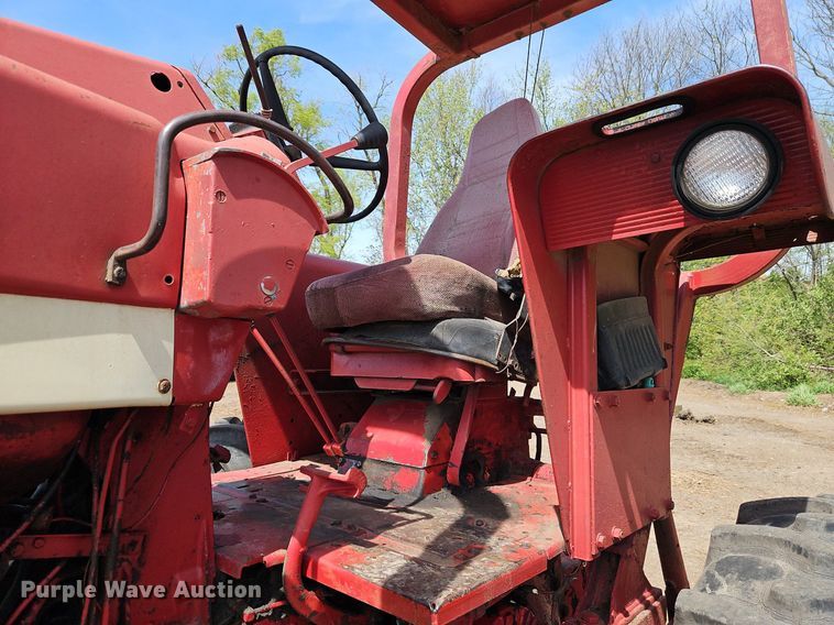 image for item EI3751 1973 International Harvester  Farmall 1066 tractor