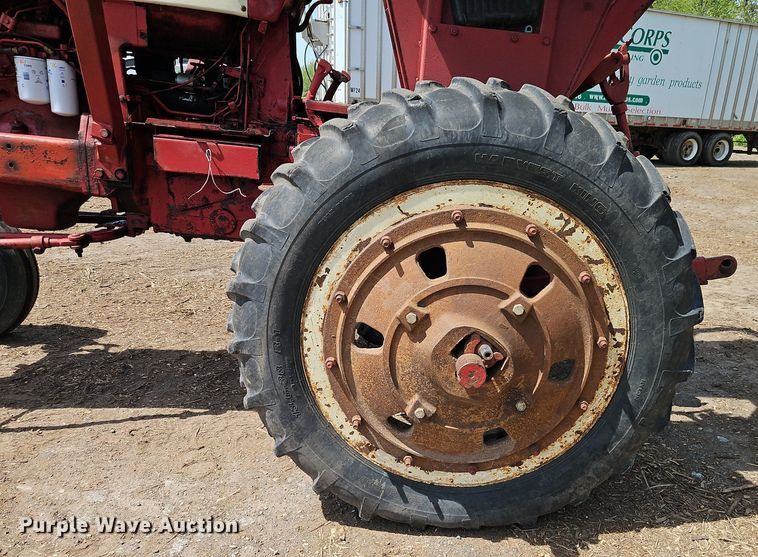 image for item EI3751 1973 International Harvester  Farmall 1066 tractor