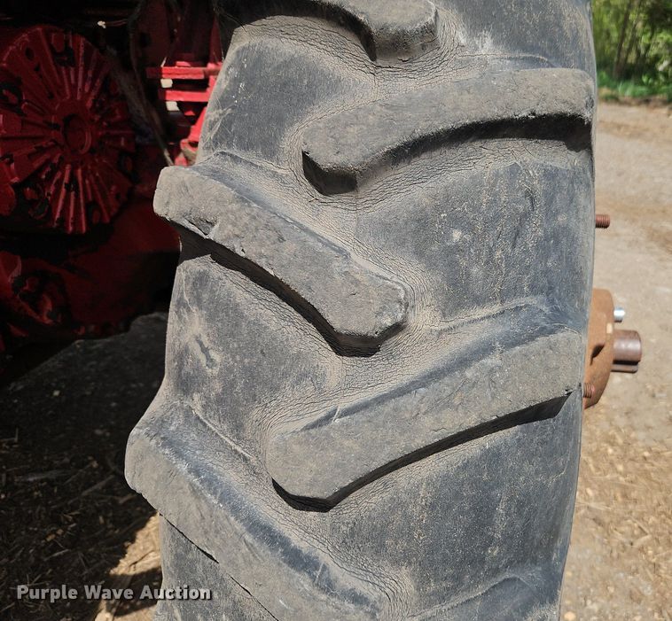 image for item EI3751 1973 International Harvester  Farmall 1066 tractor