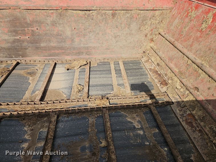 image for item EI3760 New Holland 195 manure spreader