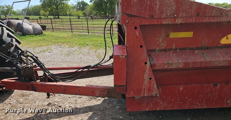 image for item EI3760 New Holland 195 manure spreader