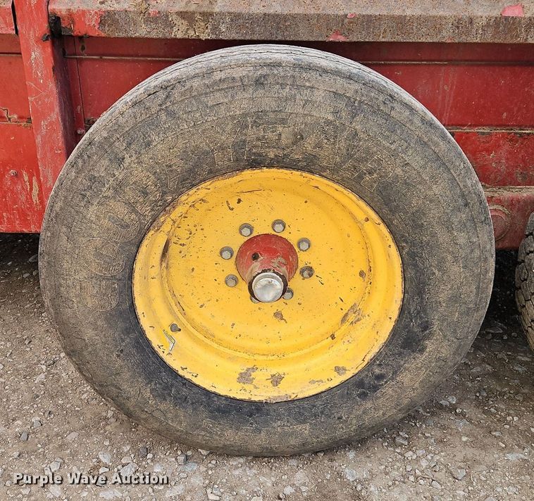 image for item EI3760 New Holland 195 manure spreader