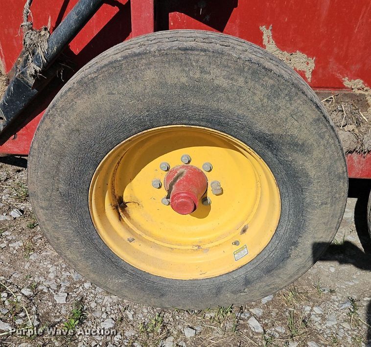 image for item EI3760 New Holland 195 manure spreader