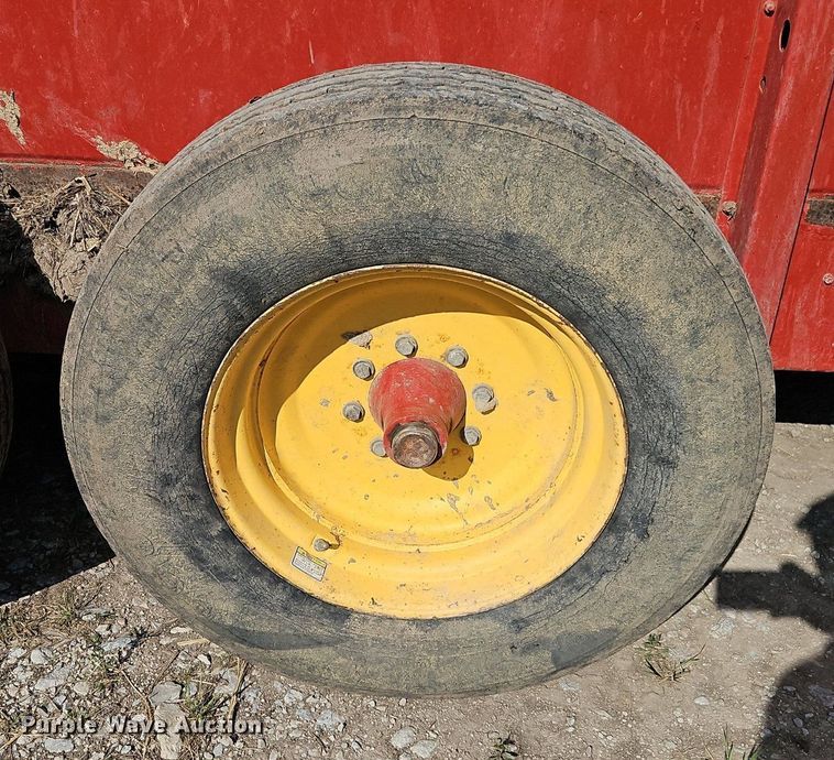 image for item EI3760 New Holland 195 manure spreader