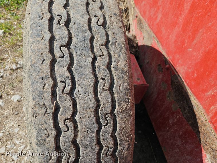 image for item EI3760 New Holland 195 manure spreader