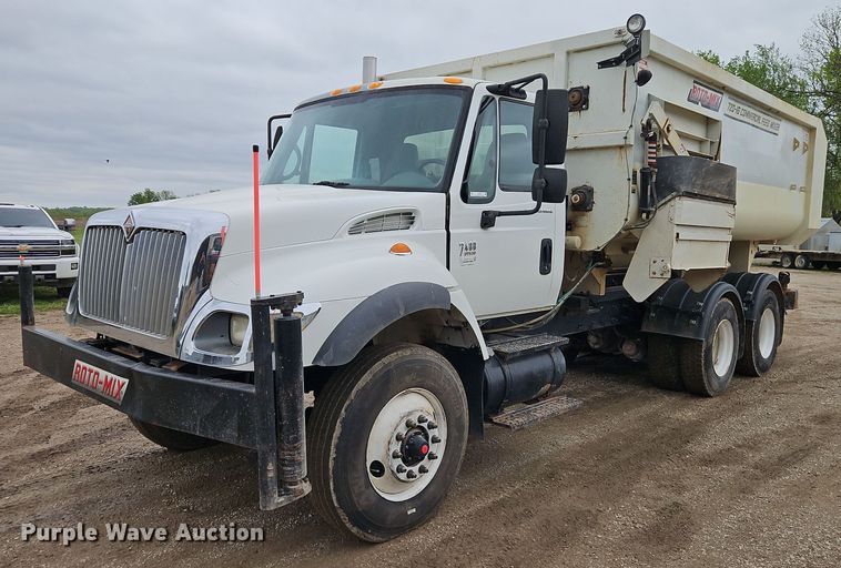 image for item EI3768 2003 International 7400 feed mixer truck