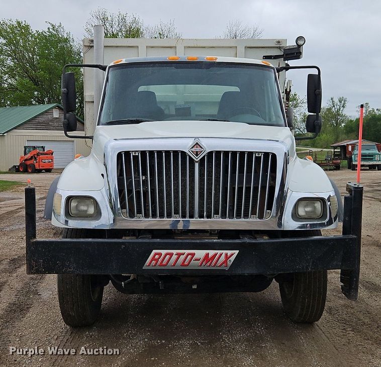 image for item EI3768 2003 International 7400 feed mixer truck