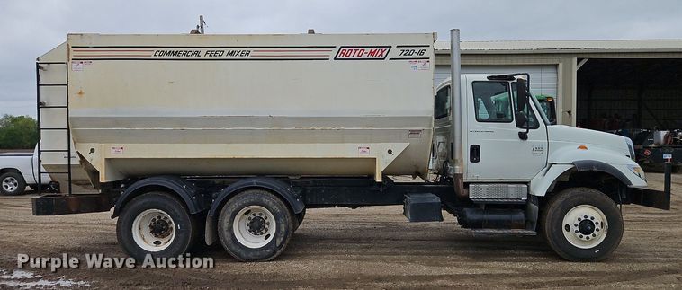 image for item EI3768 2003 International 7400 feed mixer truck
