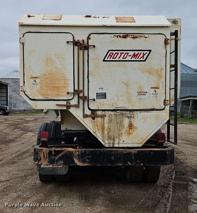 image for item EI3768 2003 International 7400 feed mixer truck