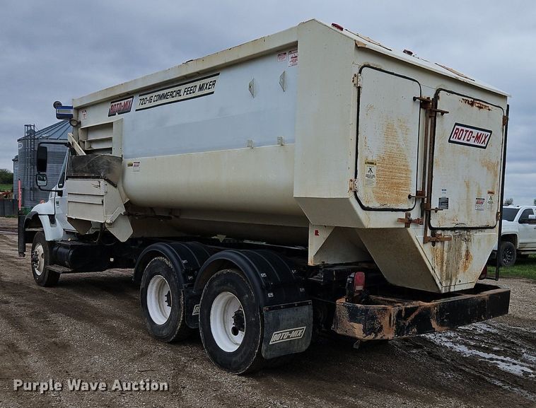 image for item EI3768 2003 International 7400 feed mixer truck