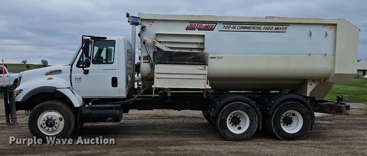 image for item EI3768 2003 International 7400 feed mixer truck