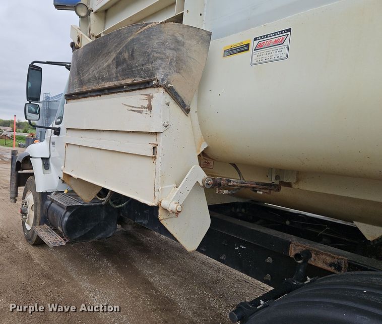 image for item EI3768 2003 International 7400 feed mixer truck