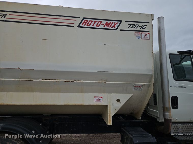 image for item EI3768 2003 International 7400 feed mixer truck