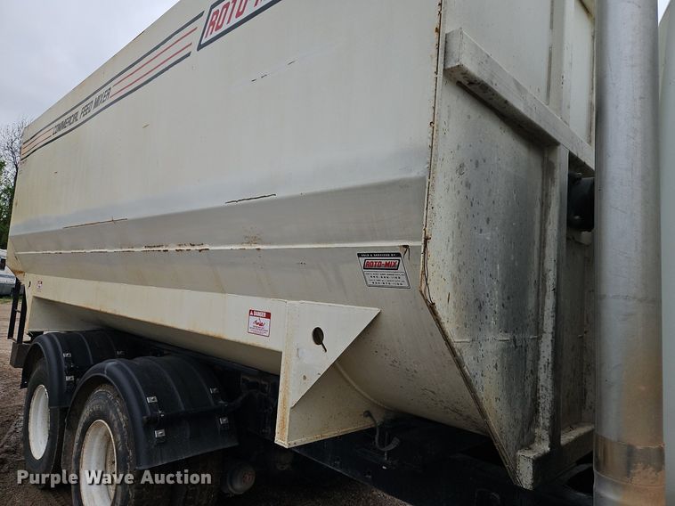 image for item EI3768 2003 International 7400 feed mixer truck