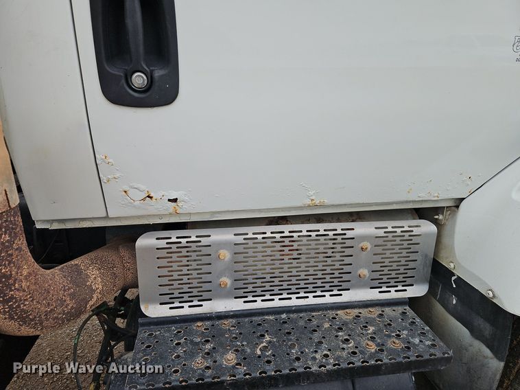 image for item EI3768 2003 International 7400 feed mixer truck