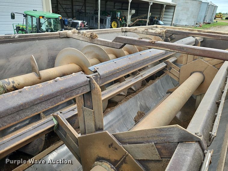 image for item EI3768 2003 International 7400 feed mixer truck