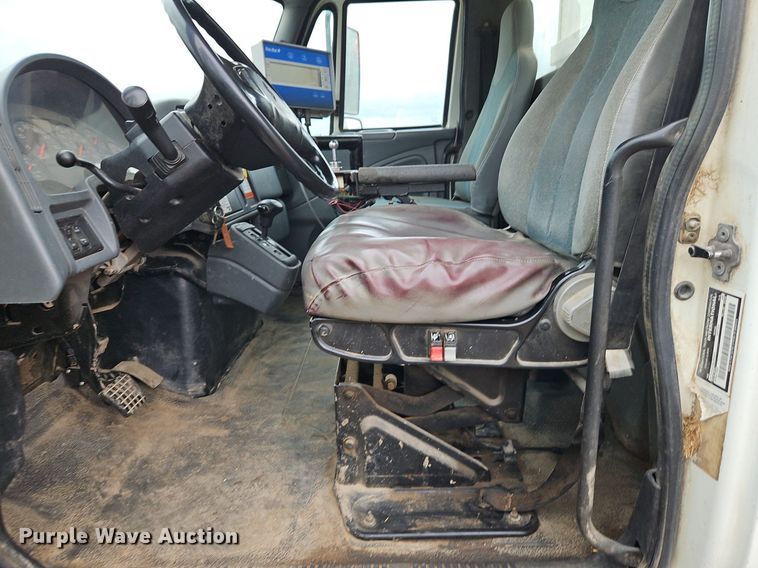 image for item EI3768 2003 International 7400 feed mixer truck