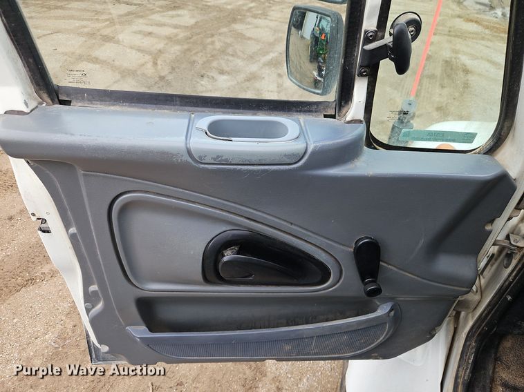 image for item EI3768 2003 International 7400 feed mixer truck