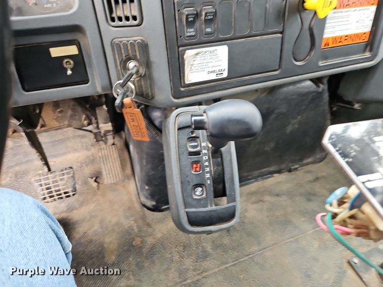 image for item EI3768 2003 International 7400 feed mixer truck