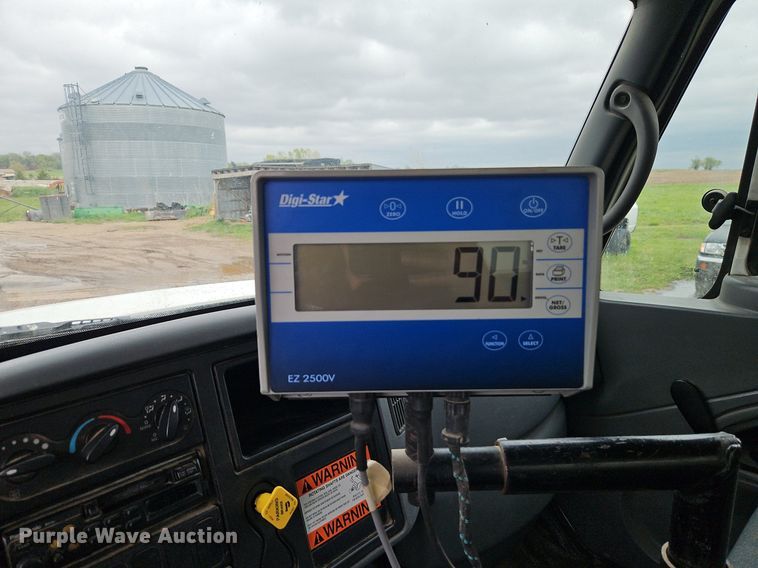 image for item EI3768 2003 International 7400 feed mixer truck